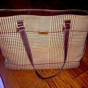 I’m selling this bag and this brand is amazing